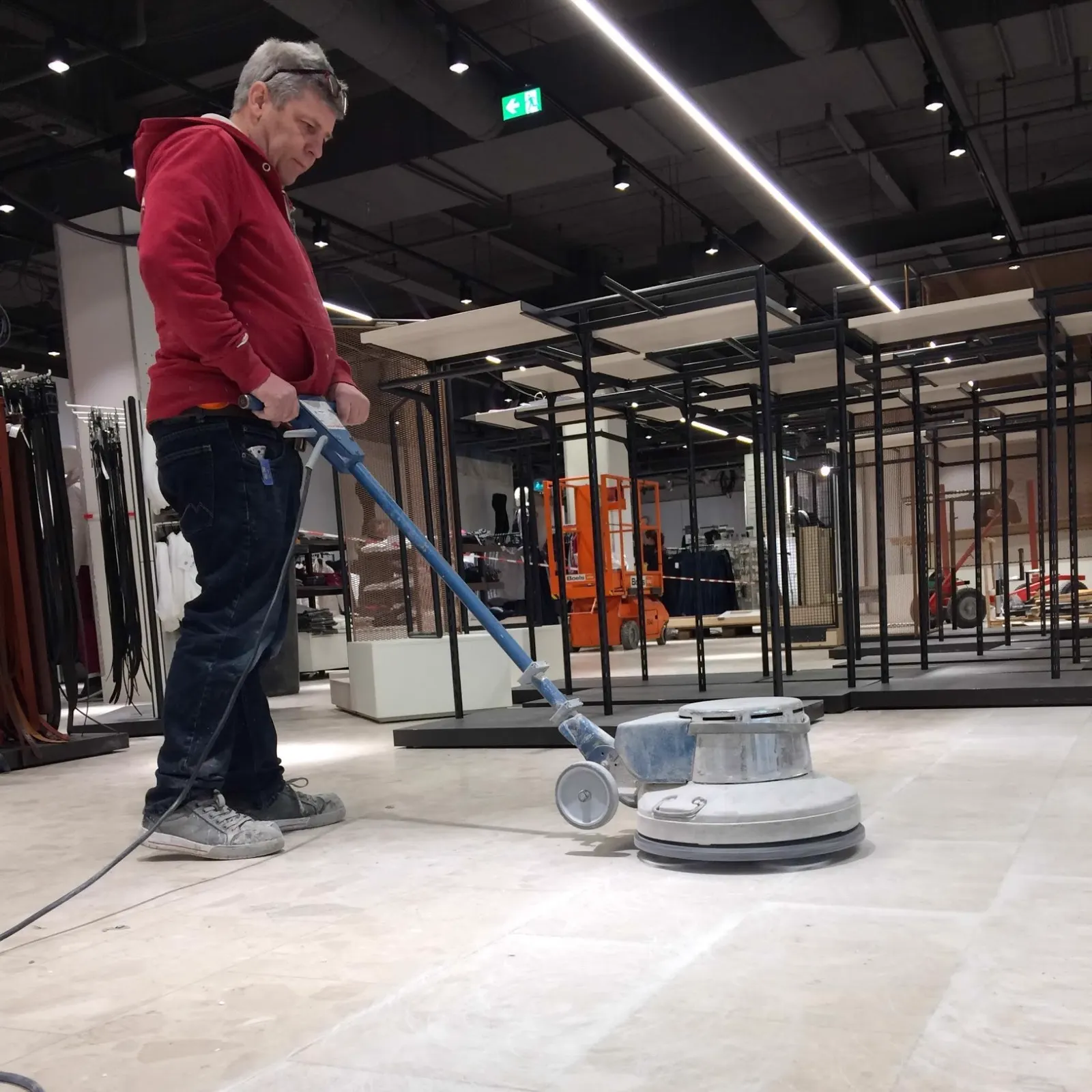 Egaliseren van een grote winkelvloer in Heerhugowaard